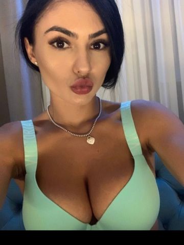 Эсмеральда Роскошная Брюнетка